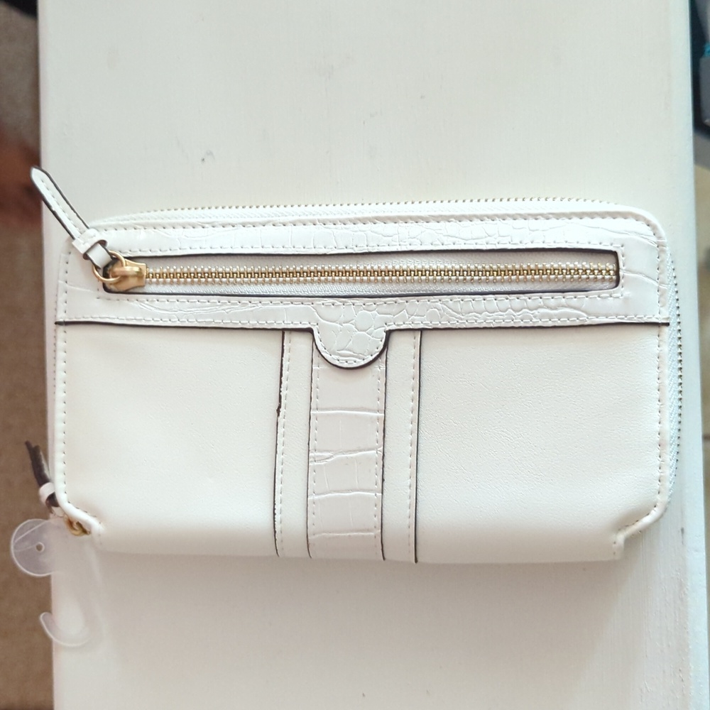 White Wallet, full zip around
